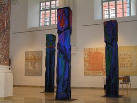 Blau-leuchtende Stelen im historischen Kreuzherrnsaal