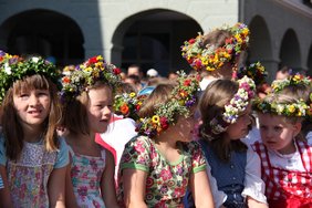 Mädchen mit Blumenkränzen