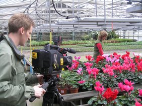 Auszubildene Theresa Brack, bei den Dreharbeiten in der Gärtnerei mit TV - Allgäu
