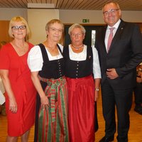 Die beiden Preisträgerinnen Hildegard Niggl und Gerlinde Müller zusammen mit OB Manfred Schilder und Kinderfestmutter Gerlinde Arnold