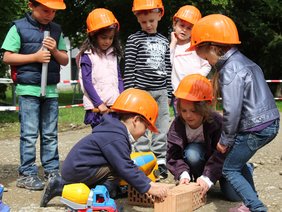 Die Kinder während des Begrüßungsliedes