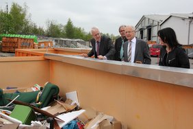 OB Dr. Holzinger und Vertreter von Dorr an einem Entsorgungscontainer