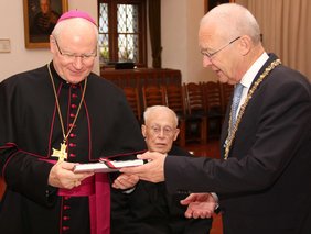 OB Dr. Holzinger überreicht dem Bischof ein Buchgeschenk