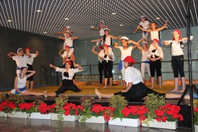 Auf der Bühne bilden Kinder eine Pyramide.