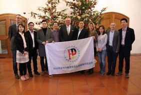 Die Besuchergruppe in der Rathaushalle