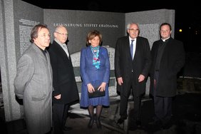 Am Gedenkstein der ehemalige Synagoge in Memmingen