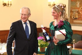 Vom Oberbürgermeister gab es ein kleines Präsent