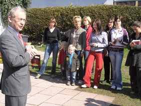 Oberbürgermeister Dr. Ivo Holzinger mit zum Spatenstich versammelten Gästen