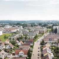 Die Animation zeigt das geplante Quartier in die Umgebung eingebettet. Die vier- bis siebenstöckigen Häuser, angeordnet in mehreren Wohnfeldern. 
