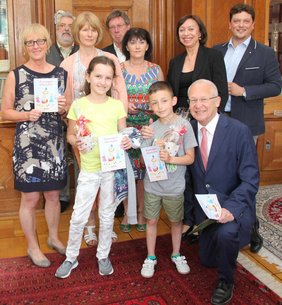 Im Amtszimmer des Oberbürgermeisters wird das Kinderfestheftchen übergeben