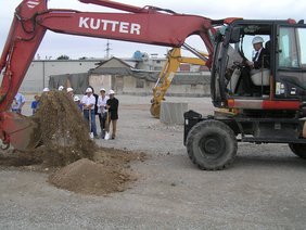 Oberbürgermeister mit Bagger