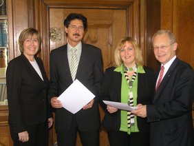 Bei Übergabe der Ernennungsurkunden im Rathaus (von links); Schulamtsdirektorin Johanna Heiß-Wimmer, Rektor Franz M. Schneider, Konrektorin Elke Schmid und Oberbürgermeister Dr. Ivo Holzinger. Foto: Pressestelle Stadt Memmingen