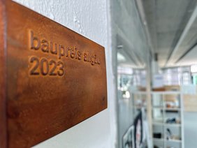 Plakette aus Metall mit Aufschrift "baupreis allgäu 2023"