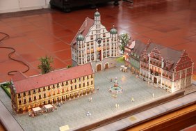 Das Modell des Marktplatzensembles in der Rathaushalle