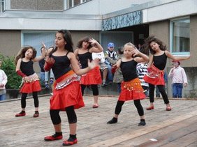 Türkische Mädchen bei ihrem Auftritt