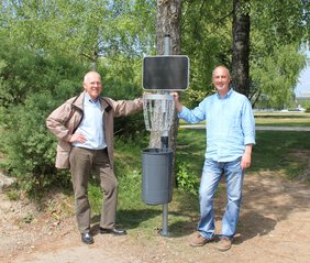 Abfalleimer mit Wurfkorb im Stadtpark Neue Welt