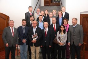 Gruppenbild an der Rathaustreppe