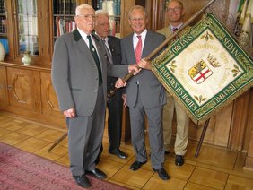 Bei der Übergabe der Standarte und Fahne im Amtszimmer des Oberbürgermeisters Dr. Ivo Holzinger mit dem letzten Vorsitzenden der Kameradschaft, Georg Notz, seinem Stellvertreter, Erwin Baumeister und dem Kulturamtsleiter, Dr. Hans-Wolfgang Bayer.