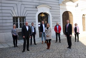 Gruppenbild vor dem Rathauseingang