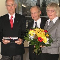 Dr. Wetzel, OB Dr. Holzinger und Gerda Wetzel freuen sich zum Abschied.