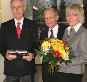 Dr. Wetzel, OB Dr. Holzinger und Gerda Wetzel freuen sich zum Abschied.
