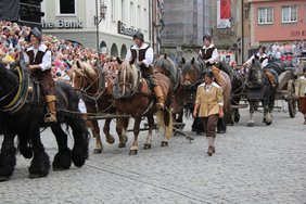 Die große Kanone mit acht Pferden