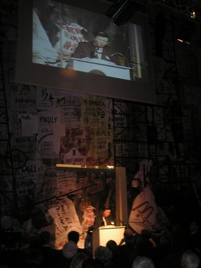 Generalkonsul Huiqun Yang bei seinem Grußwort