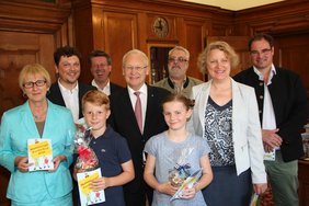 Bei der Übergabe des Kinderfestheftchens im Amtszimmer