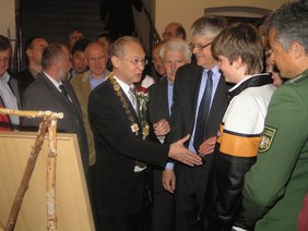 Der OB in der Mitte seiner Gratulanten