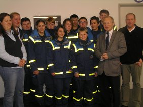 Nicole Supka, Vorsitzende des Stadtjugendrings, mit den Blaumeisen, der Jugendabteilung des THW, sowie Oberbürgermeister Dr. Ivo Holzinger und Ortsbeauftragter des THW Memmingen Klaus Liepert (von links). Die Blaumeisen haben sich bereits für die Aktion