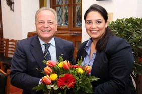 Blumen gab es von Comm. Tortorici für Ilknur Kaynak