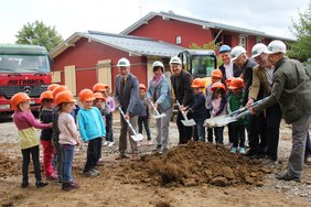 Die Ehrengäste beim Spatenstich