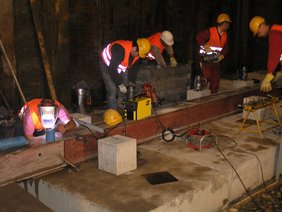 Arbeiter verschweißen die Schienen für den Schubvorgang.