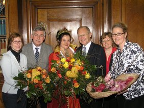 Brachten den Frühling ins Rathaus (v.l.n.r.): Kerstin Uliana (Memminger Werbegemeinschaft "Junge Altstadt Memmingen e.V.“), Bürgermeister Hans Ferk, Blumenkönigin Andrea I. Oberbürgermeister Dr. Ivo Holzinger, Chefsekretärin Petra Müller und Stadt