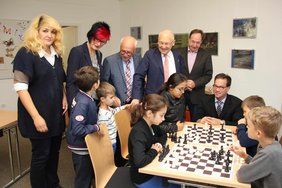 Beim Besuch der Schachgruppe im MIG