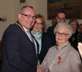 Oberbürgermeister Manfred Schilder überreicht die Auszeichnung im Rahmen einer Feierstunde im Rathaus.