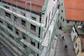 Ein Foto von oben auf den Gerüstaufbau. 