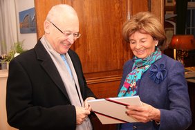 OB Dr. Holzinger überreicht Knobloch einen Bildband der Stadt