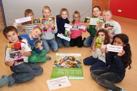 Die Kinder zeigen Bilder und Texte mit den wesentlichen Inhalten ihres Projektes