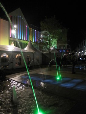 Die „Stadtbachspur“ bei Nacht, dahinter die „Neue Schranne“