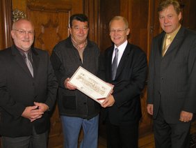 Edmund Mayer bekam von Oberbürgermeister Dr. Ivo Holzinger einen Stich überreicht. Sein Nachfolger Egon Hammer und Wolfgang Sauter dankten Mayer für seine Arbeit.