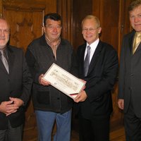 Edmund Mayer bekam von Oberbürgermeister Dr. Ivo Holzinger einen Stich überreicht. Sein Nachfolger Egon Hammer und Wolfgang Sauter dankten Mayer für seine Arbeit.
