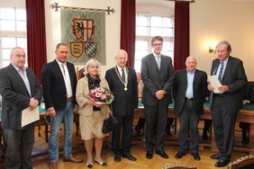 Im Sitzungssaal stellen sich die Preisträger mit dem Oberbürgermeister dem Fotografen