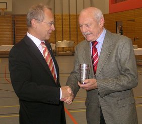 Der Oberbürgermeister überreicht Gerd Scheer den Ehrenbecher der Stadt