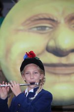 Die Memminger Trommlerbuben spielen zum Auftakt des Kinderfestes. Selbstverständlich musizieren hier auch Mädchen mit: Anna Gegler vor dem „Memminger Mau“.
