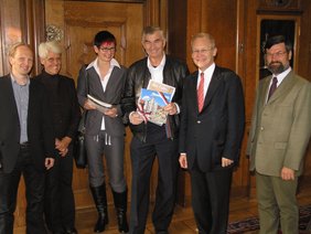 Shay Cullen berichtete Oberbürgermeister Dr. Ivo Holzinger von seinen Projekten auf den Philippinen.