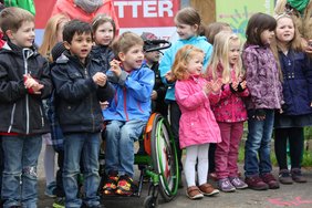 Kinder singen zum Auftakt
