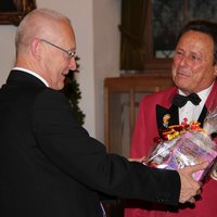 OB Dr. Holzinger erhält von BSF-Präsident Müller ein kleines Geschenk