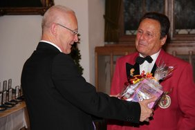 OB Dr. Holzinger erhält von BSF-Präsident Müller ein kleines Geschenk