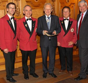 Nach der Verleihung im Fürstenzimmer des Augsburger Rathauses: Der Präsident des BSF, Christoph Spies, Ordenskanzler Thomas Benz, Oberbürgermeister Dr. Ivo Holzinger, Ehrenpräsident Eugen Müller und der Festredner des Abends, Landtagsabgeordneter Har